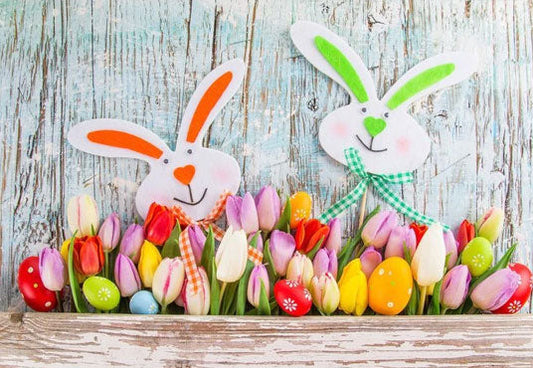Toile de fond d'oeufs et fleurs colorés de lapin mignon de mur en bois pour la photographie de Pâques