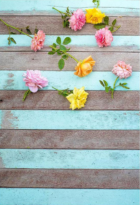 Toile de fond de belles fleurs sur des décors de mur brun bois bleu pour la photographie