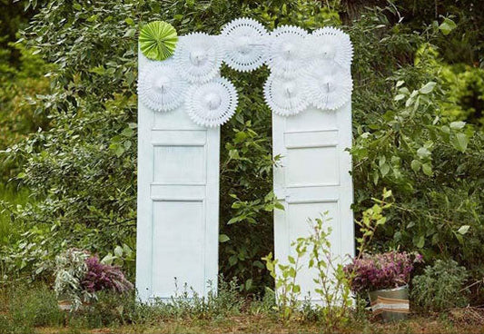 Toile de fond de porte blanche de feuilles vertes pour la photographie de cérémonie de mariage