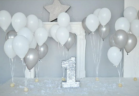 Toile de fond ballons blancs et gris pour célébrer le premier anniversaire de bébé de photographie