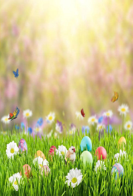 Toile de fond de'oeufs de Pâques colorés imprimés sur l'herbe dans le fond du soleil pour la photographie