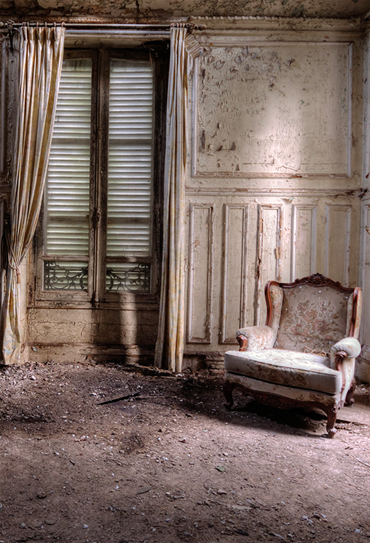 Toile de fond de fauteuil blanc de chambre abandonnée pour la photographie SBH0295