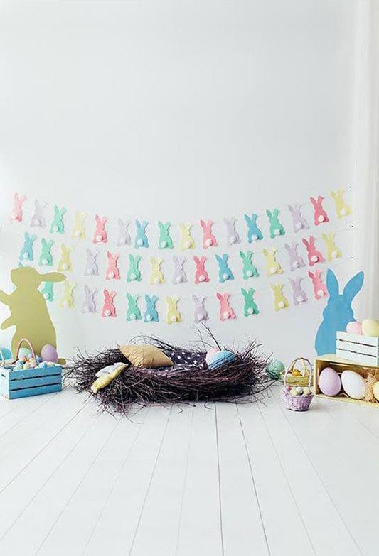 Toile de fond d'oeufs de Pâques lapins colorés décors plancher bois photographie fond