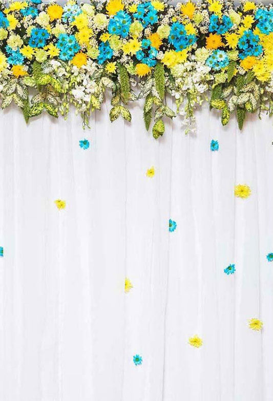 Toile de fond de fleurs jaunes et bleues feuilles vertes de rideau blanc pour la photographie