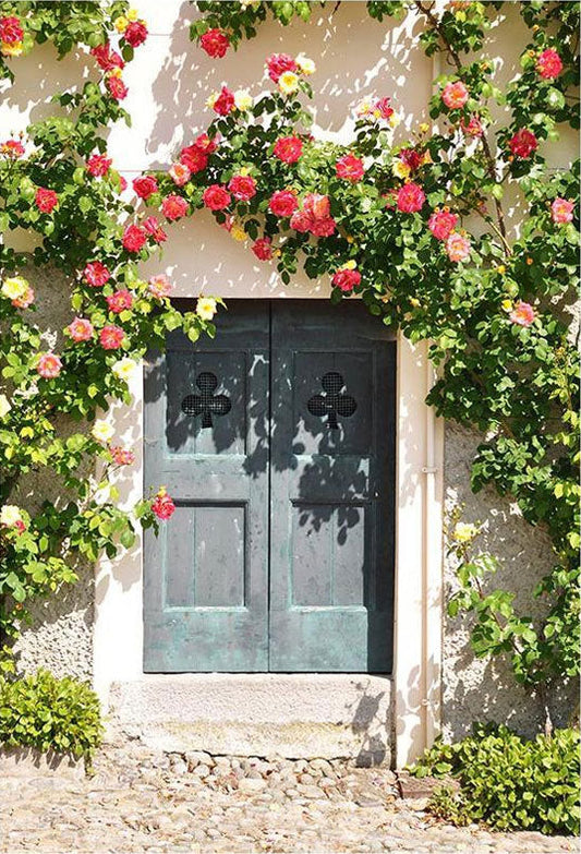 Toile de fond de porte rétro verte entourée de fleurs rouges pour la photographie