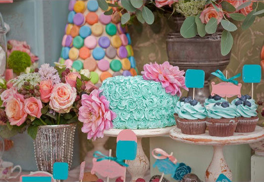 Toile de fond de fleurs colorées et gâteau pour célébrer le er anniversaire de bébé