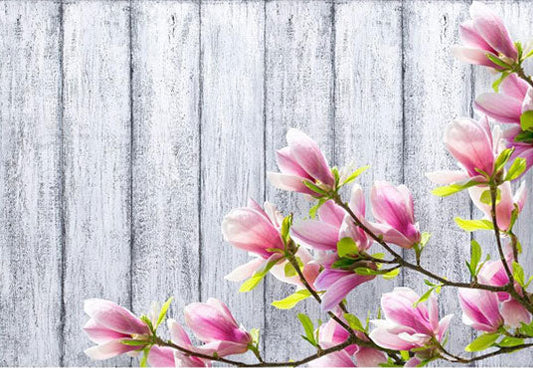 Toile de fond de plancher de bois gris de fleurs roses de printemps pour la photographie