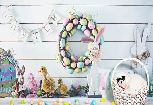 Toile de fond d'oeufs colorés en bois blanc joyeuses Pâques pour les photos