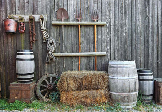 Toile de fond de mur de cour de ferme avec outils et grange de cuve pour la photographie