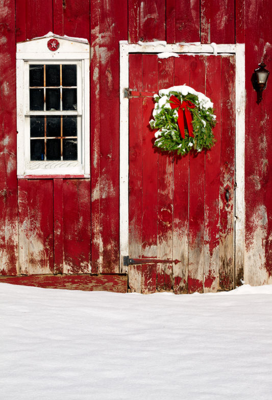 Toile de fond de couronne de Noël verte sur la porte de la grange avec de la neige fraîche SBH0208