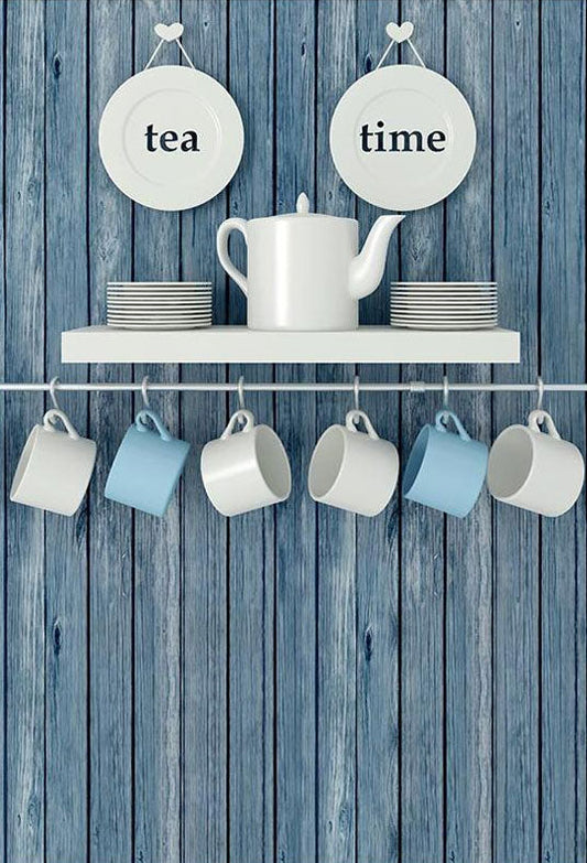 Toile de fond de mur en bois bleu avec tasses pour la photographie de l'heure du thé