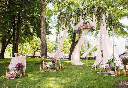 Toile de fond de rideau de dentelle coulant d'herbe verte et de feuilles de mariage avec fleurs pour la photographie