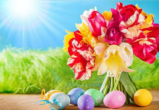 Toile de fond d'oeufs de Pâques colorés et fleurs sous le soleil pour la photographie