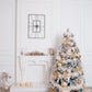 Toile de fond de sapin de Noël doré cheminée blanche décors de Noël