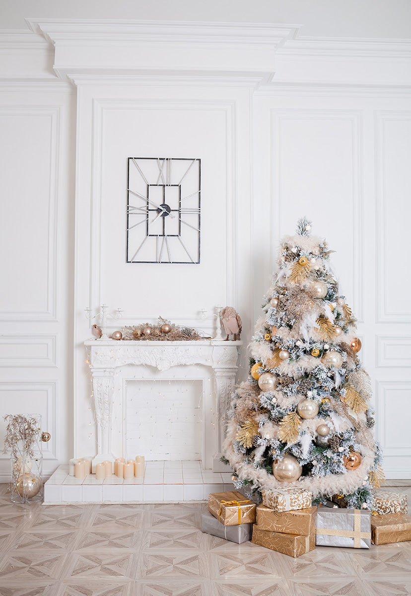 Toile de fond de sapin de Noël doré cheminée blanche décors de Noël