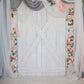 Toile de fond de rideau de fleurs sol en bois blanc pour la mariage