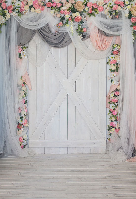 Toile de fond de rideau de fleurs sol en bois blanc pour la mariage