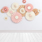 Toile de fond de fleurs de papier rose de plancher de bois de mur blanc pour l'anniversaire