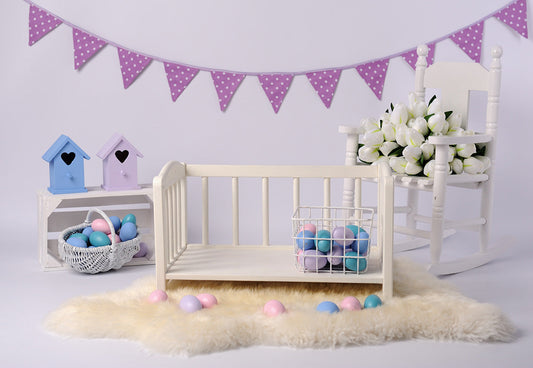 Toile de fond de drapeau violet fleurs de Pâques oeufs colorés photo de bébé pour la photo