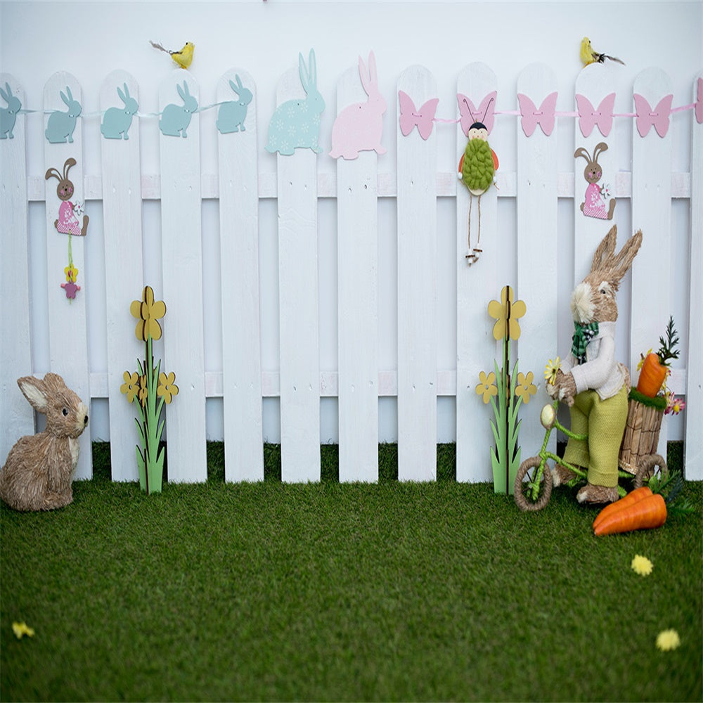 Toile de fond clôture blanche lapin papillon herbe décors de Pâques pour la photo