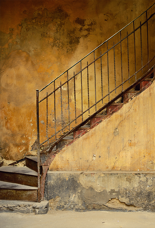 Toile de fond d'escaliers de la vieille maison jaune pour photographie SBH0348